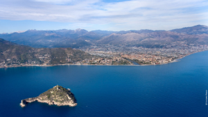 Piana Albenga e Isola Gallinara in primo piano